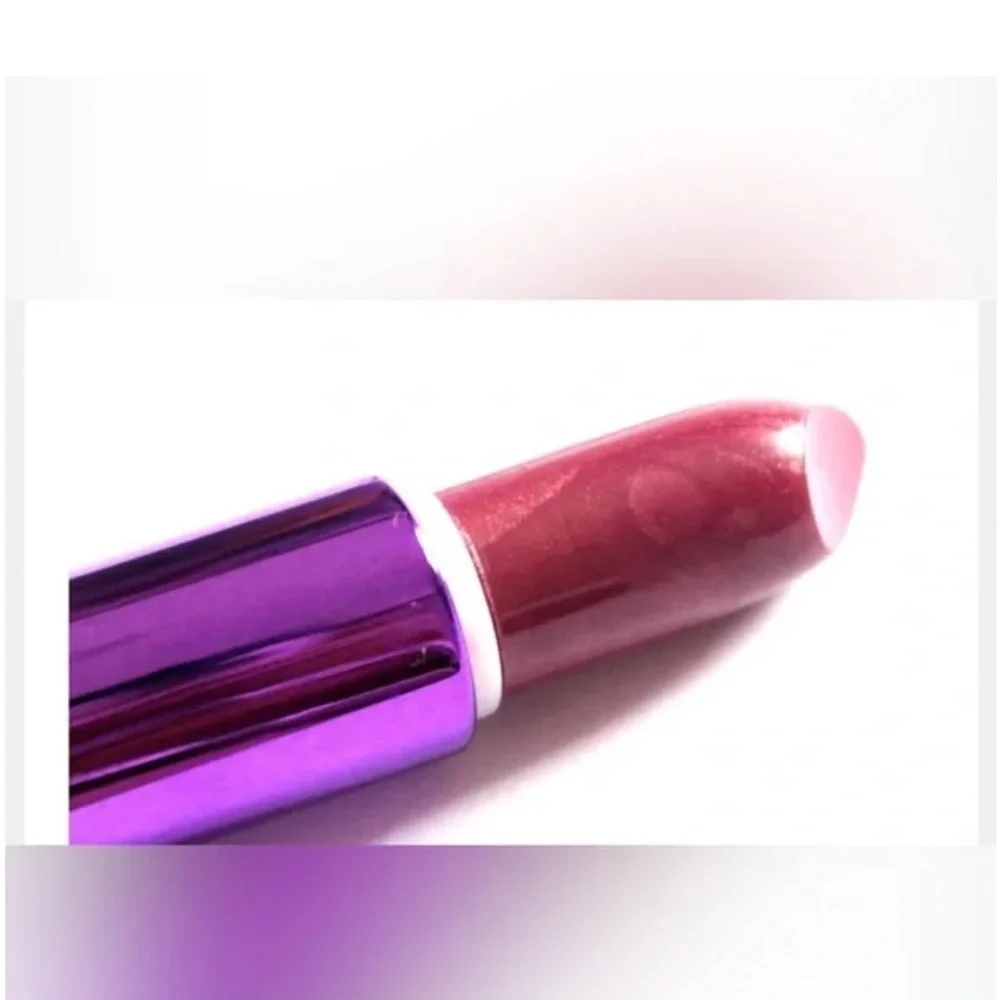 Makeup Revolution Radiant Berry Lipstick
